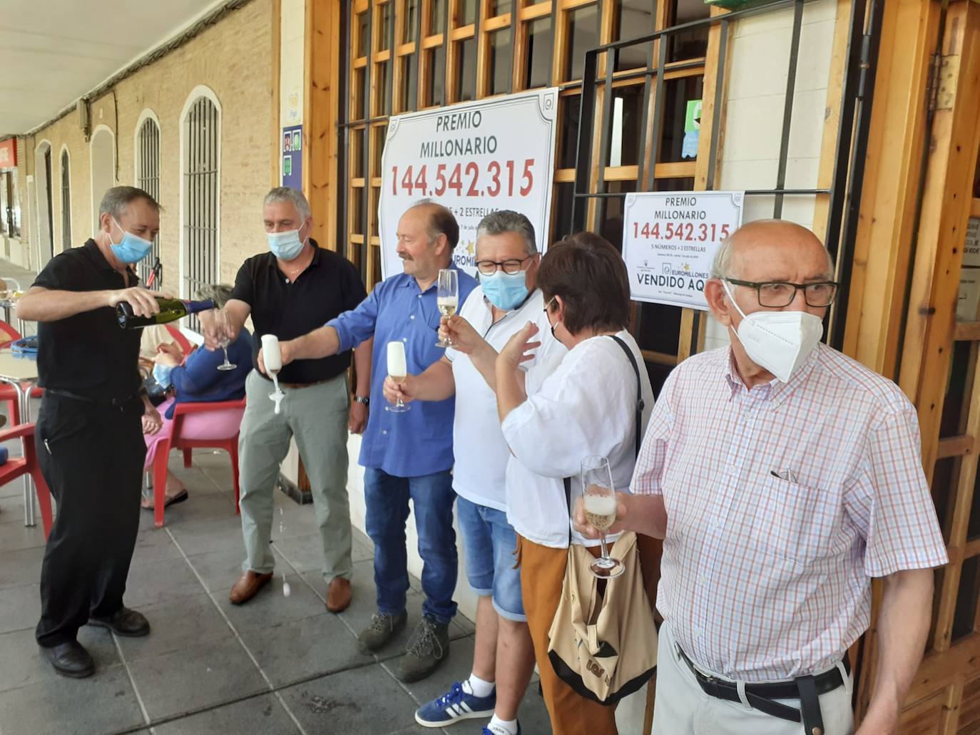 Los miembros de la peña de Mayorga celebran el premio.