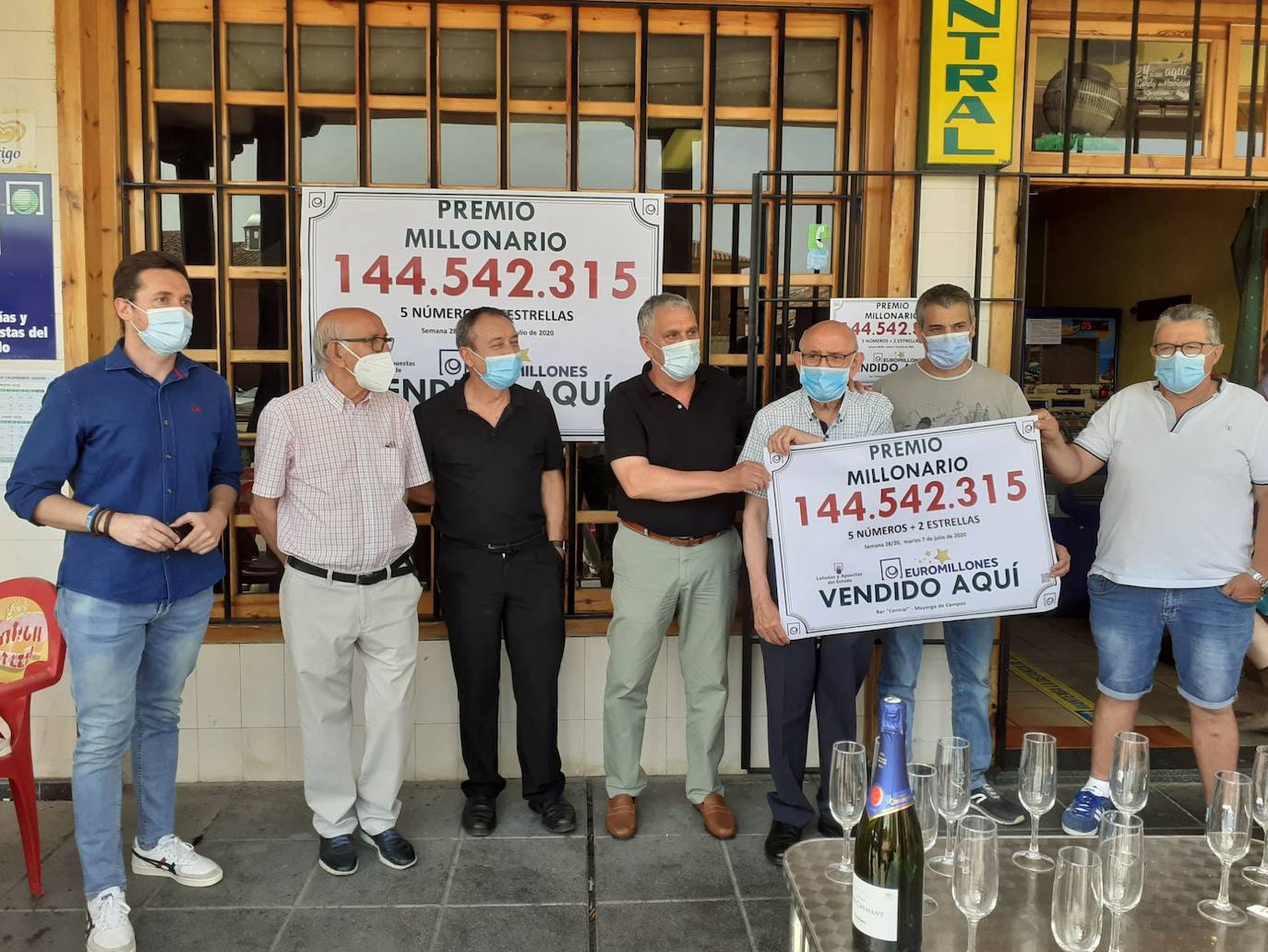 Los miembros de la peña de Mayorga celebran el premio.