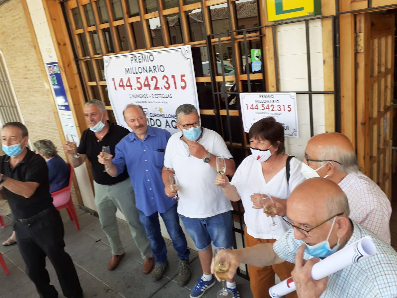 Los miembros de la peña de Mayorga celebran el premio.