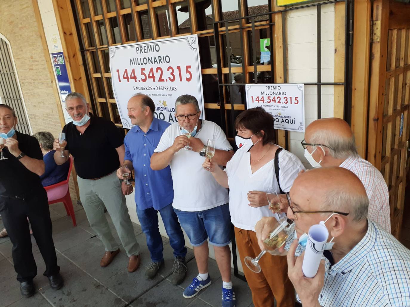 Los miembros de la peña de Mayorga celebran el premio.