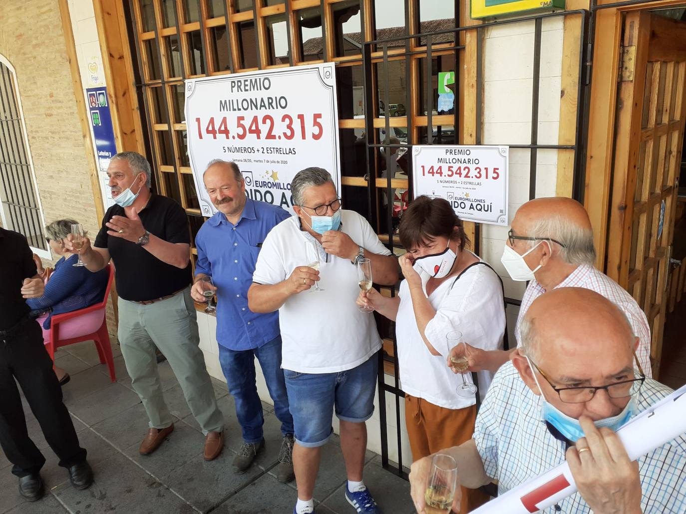 Los miembros de la peña de Mayorga celebran el premio.