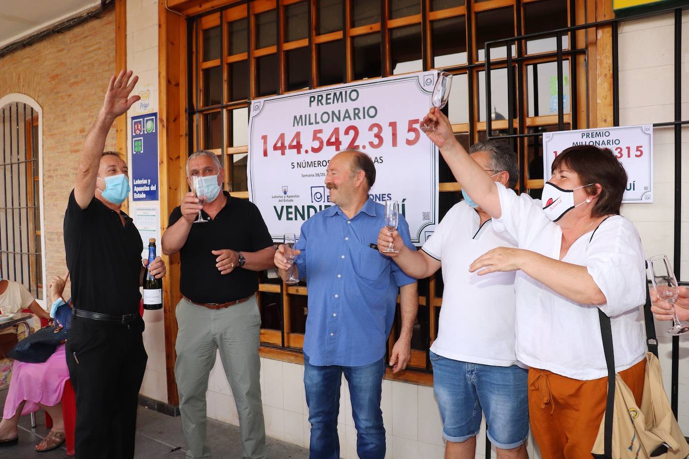 Fotos: Los agraciados con el Euromillones de Mayorga celebran el premio