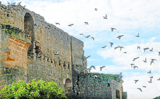 Imagen principal - Arriba, restos de la antigua fortaleza medieval; torre de la iglesia de San Pelayo y un nuevo ángulo del castillo.
