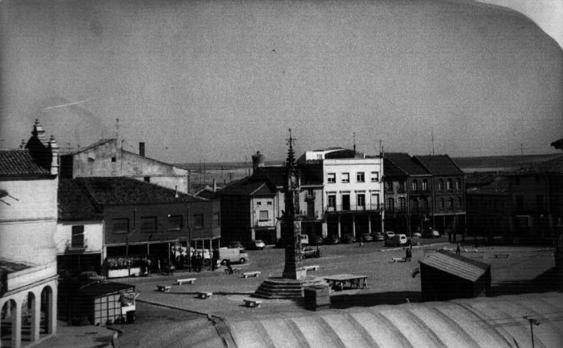 Plaza de Villalón con el rollo en el centro en los años 60 del pasado siglo. 