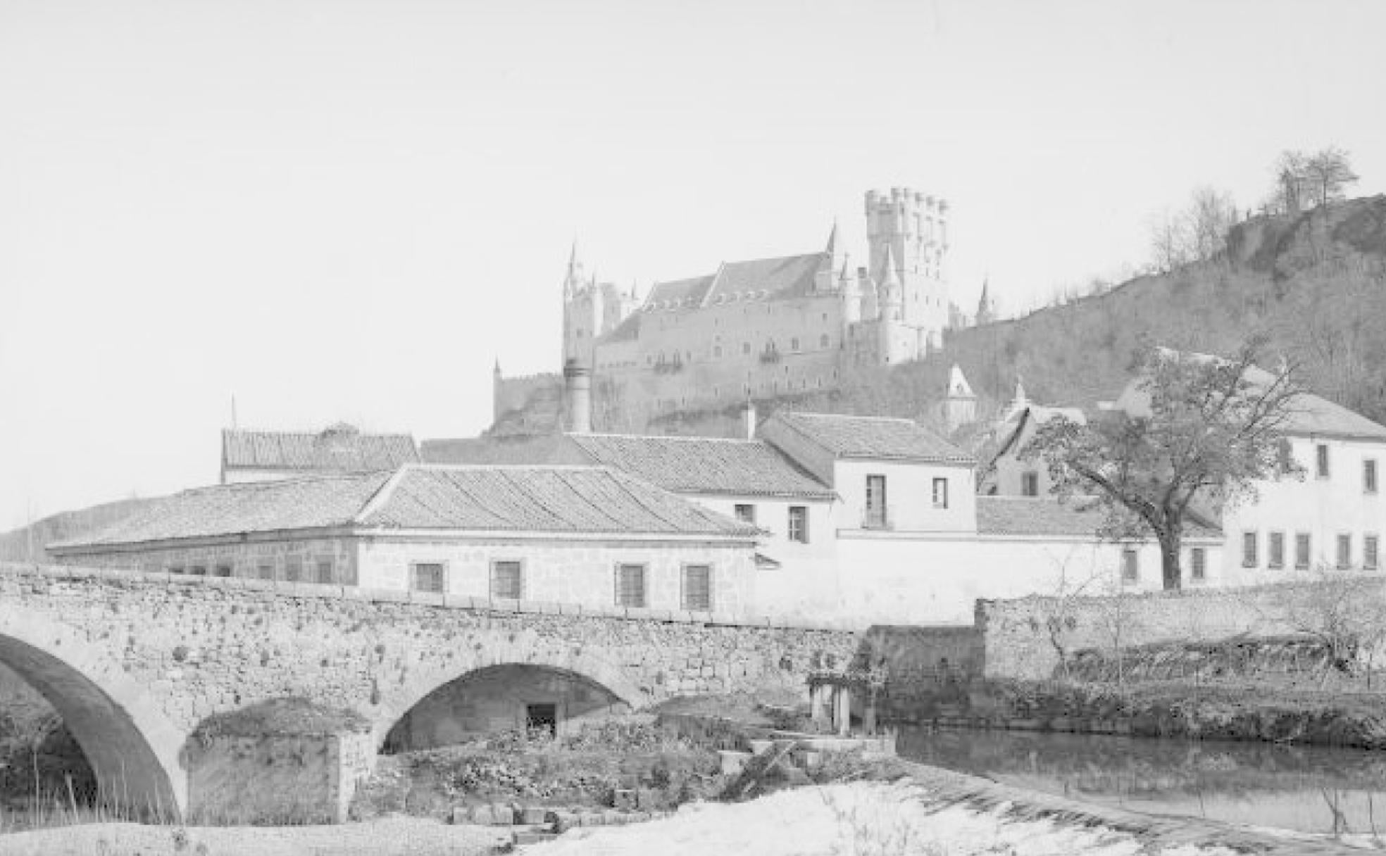 El Alcázar de Segovia visto desde el río Eresma. 