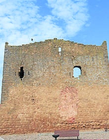 Imagen secundaria 2 - Arriba, restos de la antigua fortaleza medieval; torre de la iglesia de San Pelayo y un nuevo ángulo del castillo.