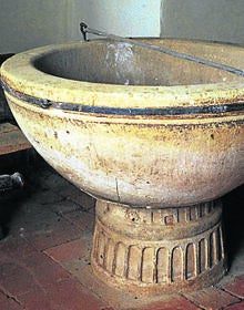 Imagen secundaria 2 - Arriba, interior de la Iglesia de Santa María; órgano de Santa María y Pila bautismal. 