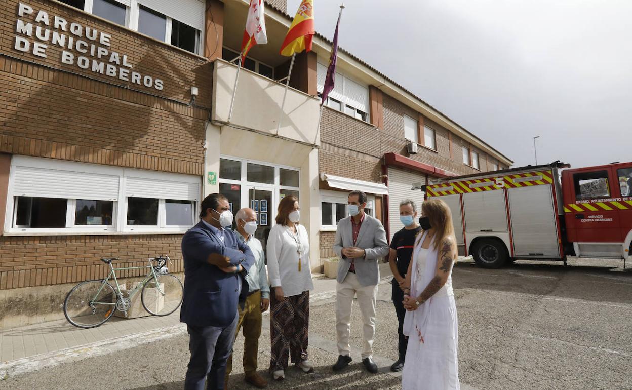 Presentación del acuerdo en el Paque de Bomberos, este miércoles por la mañana.