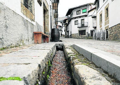 Imagen secundaria 1 - Arriba, el museo etnográfico Casa Chacinera; regadera en una de las empinadas calles de Candelario y batipuerta, uno de los elementos que distinguen al municipio. 