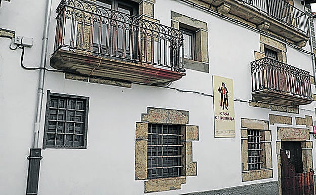 Imagen principal - Arriba, el museo etnográfico Casa Chacinera; regadera en una de las empinadas calles de Candelario y batipuerta, uno de los elementos que distinguen al municipio. 