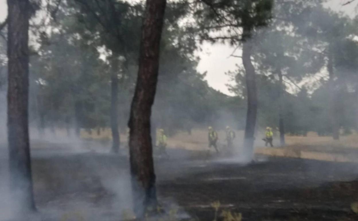 Labores de extinción en el incendio declarado este miércoles por la tarde en Fuenterrebollo. 