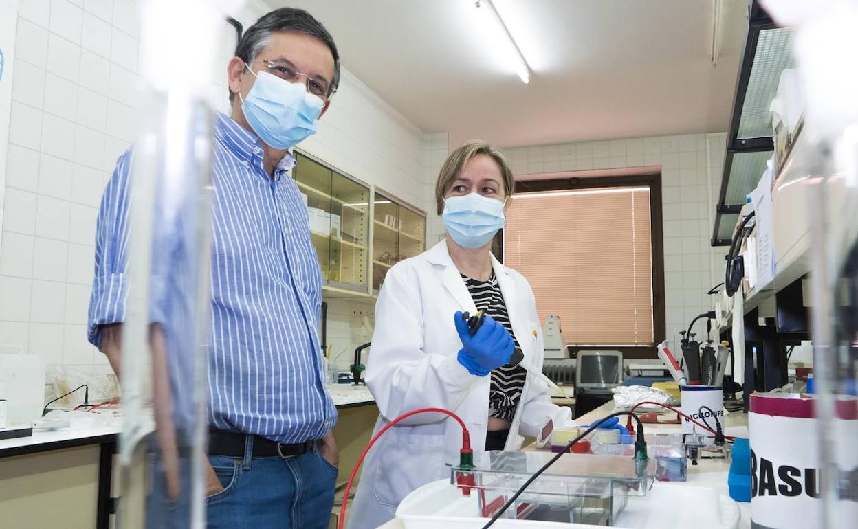 Rogelio González Sarmiento y una miembro de se equipo en el IBSAL