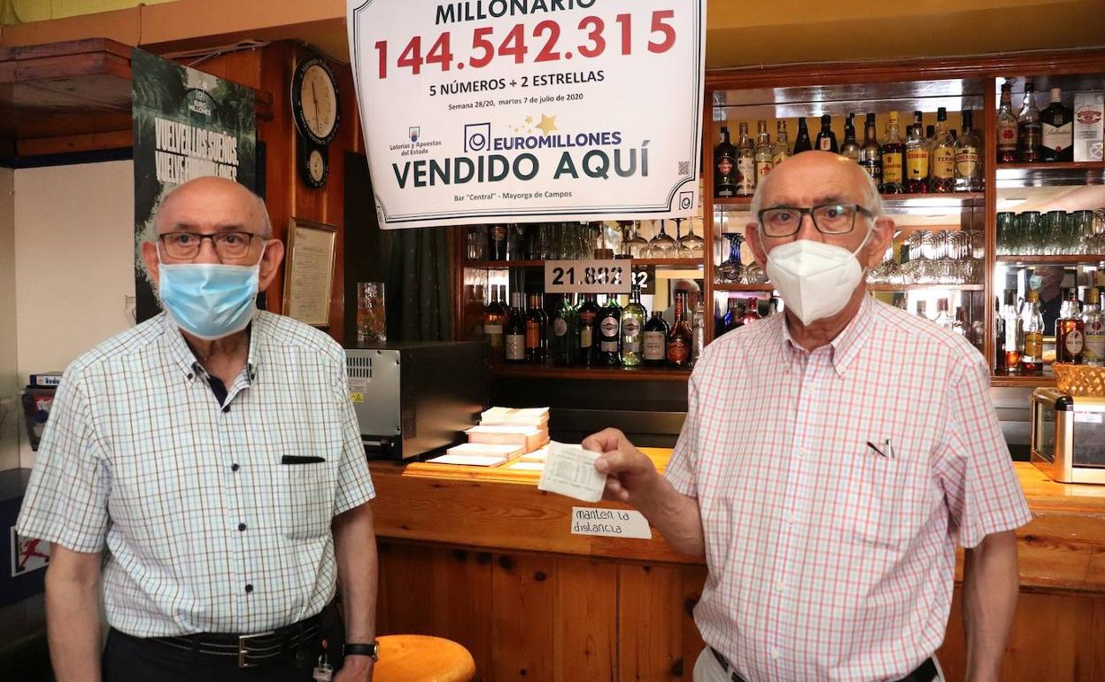 Los hermanos mellilzos Nicolás y David Martínez, con el boleto ganador.