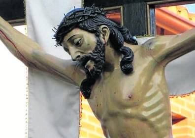 Imagen secundaria 1 - Arriba, puente sobre el río Órbigo; Cristo de la Vera Cruz y talla de Santa Cristina.