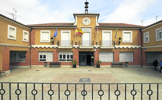 Fachada del ayuntamiento y su reloj. 