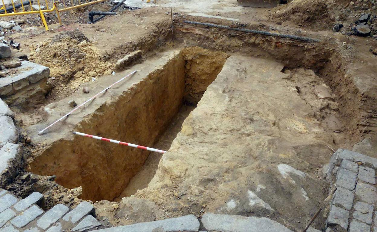Quinto sondeo en el que se sitúa el acceso de los canales del Acueducto al ámbito de la plazuela de la Reina Victoria Eugenia de acceso al Alcázar. 
