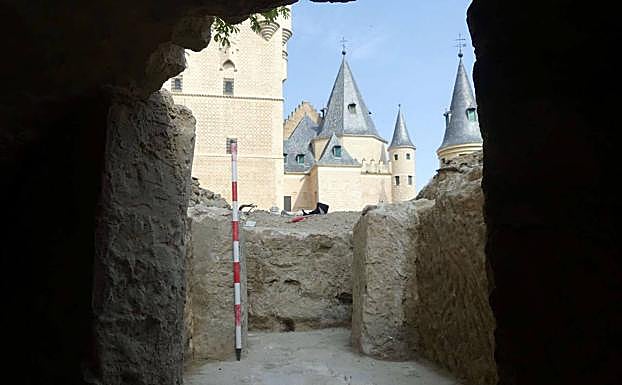 Imagen principal - Vista parcial de las torres del Alcázar desde una zanja de verificación (rriba). Abajo, a la izquierda, parte del trazado descubierto del Acueducto; a la derecha, excavación que muestra el desarenador. 