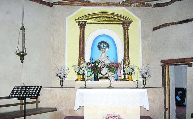 Imagen principal - Arriba, altar de la ermita;Cartel en un muro de la ermita y torre de la iglesia, levantada en el XVII. 