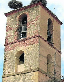 Imagen secundaria 2 - Arriba, altar de la ermita;Cartel en un muro de la ermita y torre de la iglesia, levantada en el XVII. 