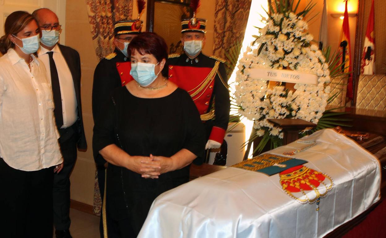 La alcaldesa, Clara Luquero, ante el féretro que ha quedado instalado en el Ayuntamiento de Segovia. 