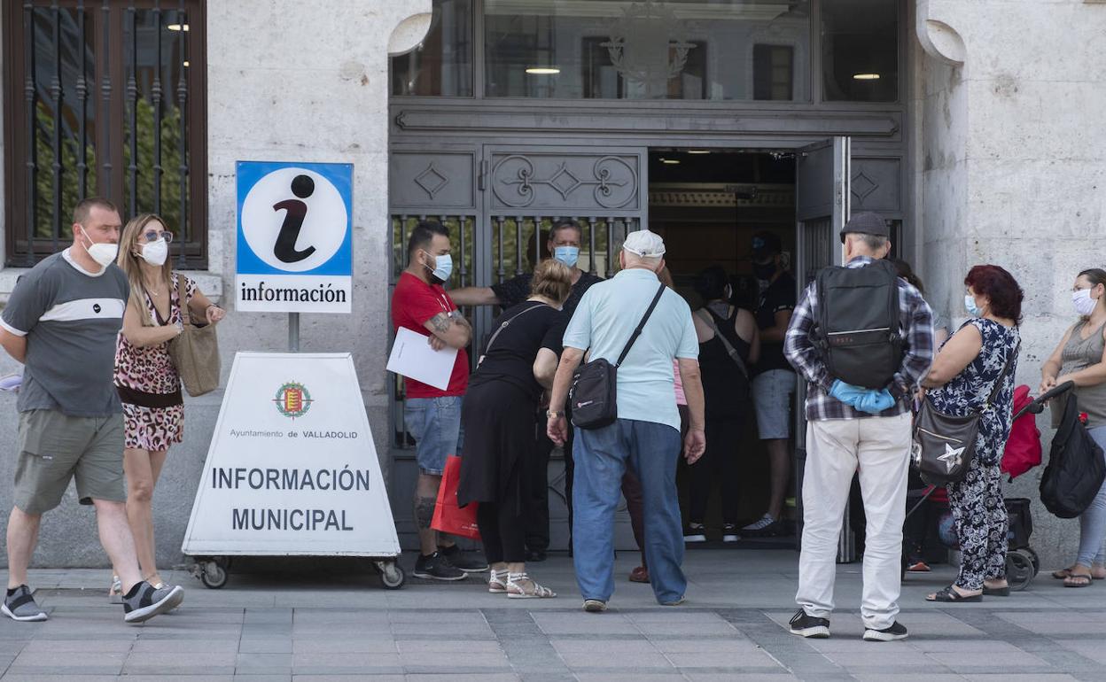 Colas de vecinos en la oficina de información municipal del Ayuntamiento. 