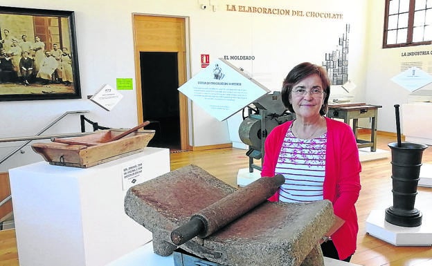 Elvira Casado, junto al metate, la piedra en la que se molía el grano del cacao. 