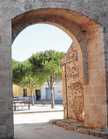 Imagen secundaria 2 - Arriba, iglesia de San Pelayo, de origen mozárabe, en Paradilla del Alcor; Virgen de las Angustias, en el interior de la ermita (izda.) y una de las dos puertas que conserva la localidad. 