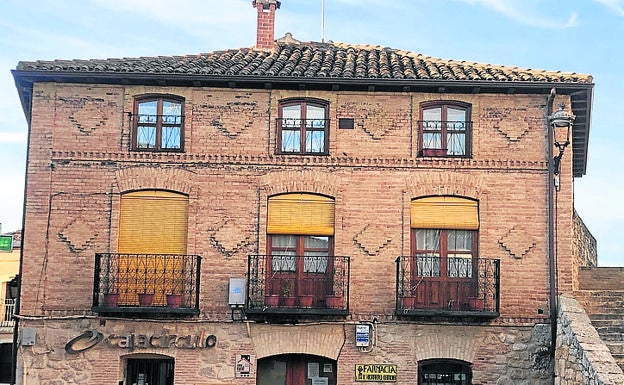 Imagen principal - Arriba, edificio de la antigua botica; ermita de San Roque, una de las más pequeñas de Castilla y León y ermita de la Virgen del Río y . 