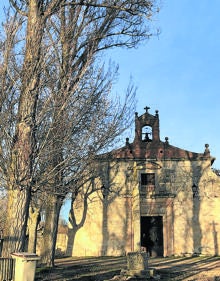 Imagen secundaria 2 - Arriba, edificio de la antigua botica; ermita de San Roque, una de las más pequeñas de Castilla y León y ermita de la Virgen del Río y . 