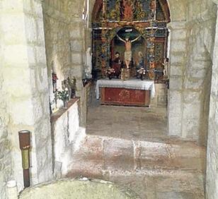 Imagen secundaria 2 - Barrio de las bodegas, en la ladera del páramo e Interior de la pequeña nave de San Pelayo, en Paradilla del Alcor. 
