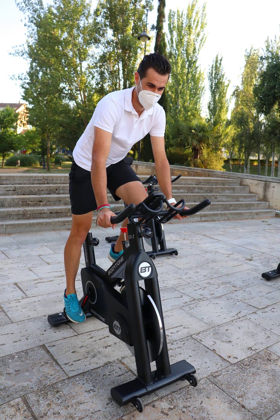 Fotos: Sesión solidaria de spinning junto al Canal de Castilla