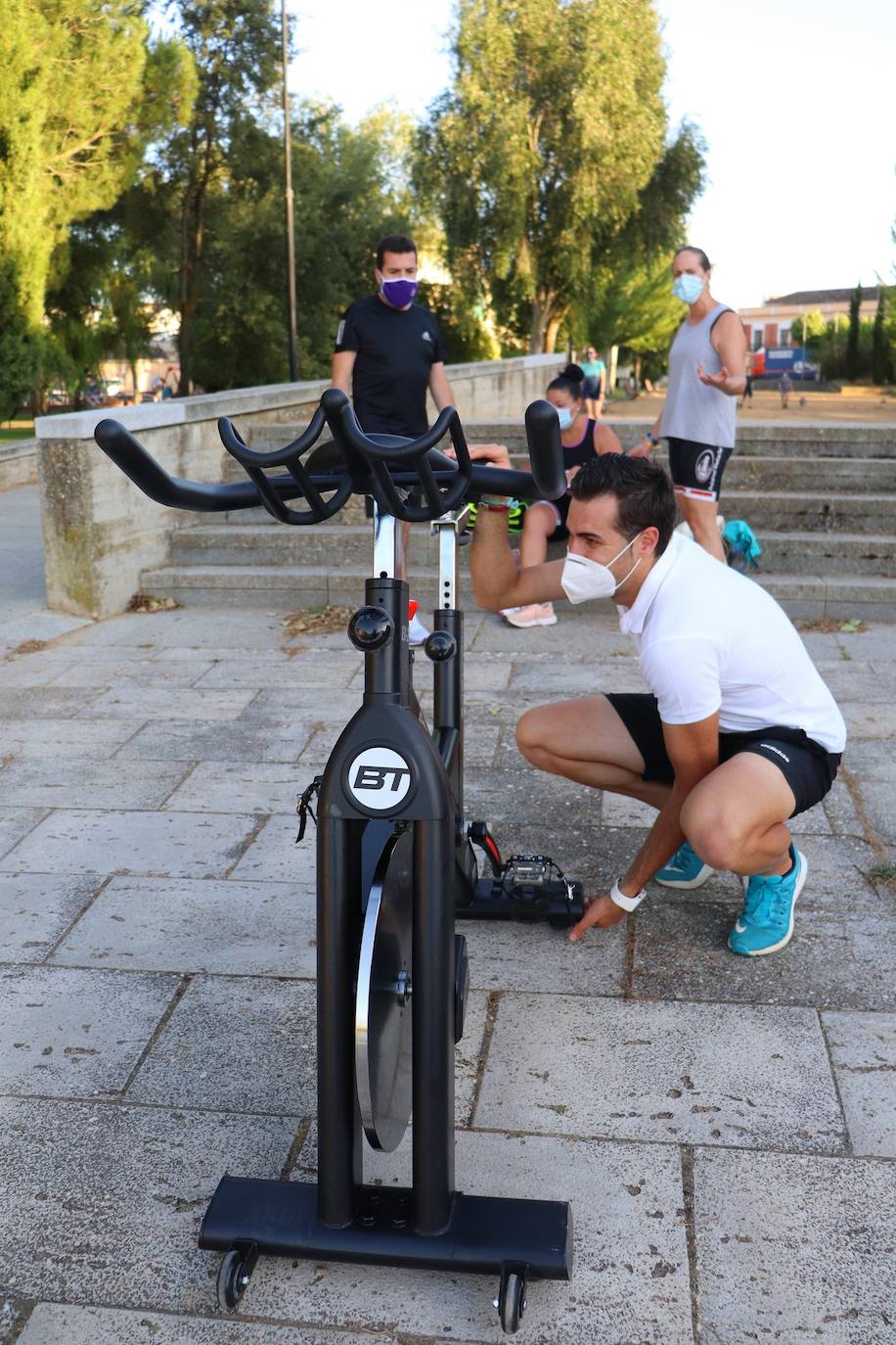 Fotos: Sesión solidaria de spinning junto al Canal de Castilla