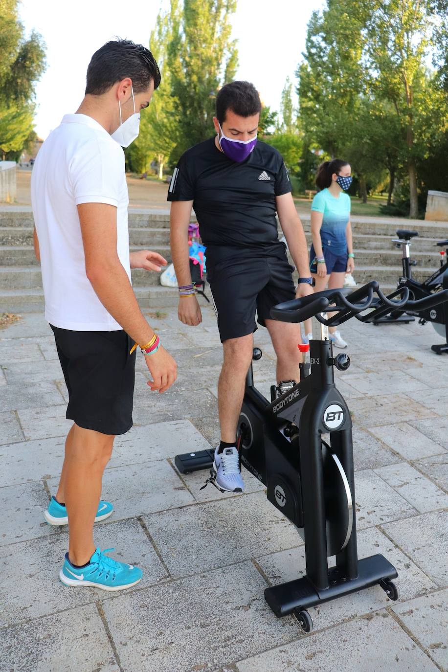 Fotos: Sesión solidaria de spinning junto al Canal de Castilla