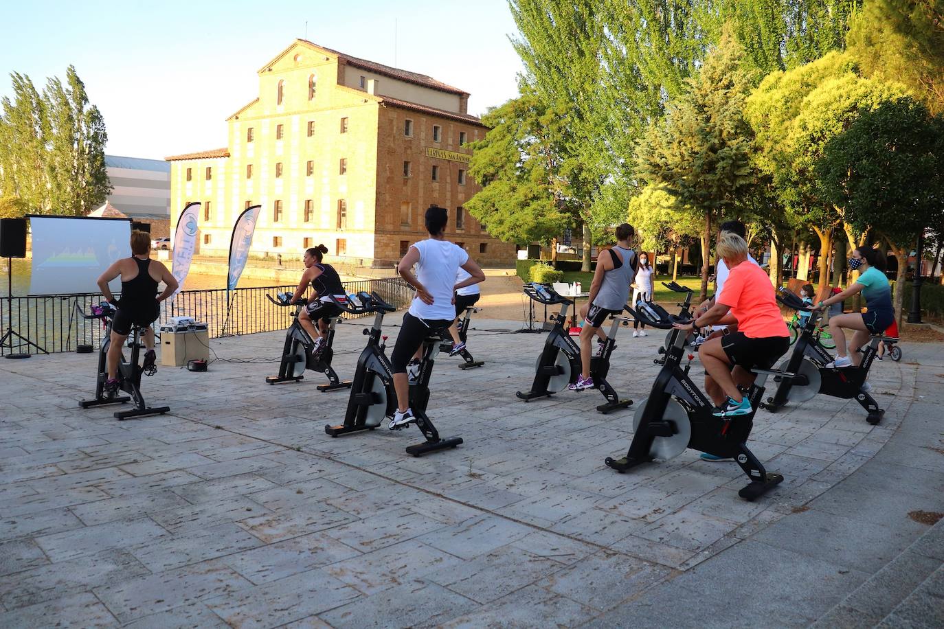 Fotos: Sesión solidaria de spinning junto al Canal de Castilla