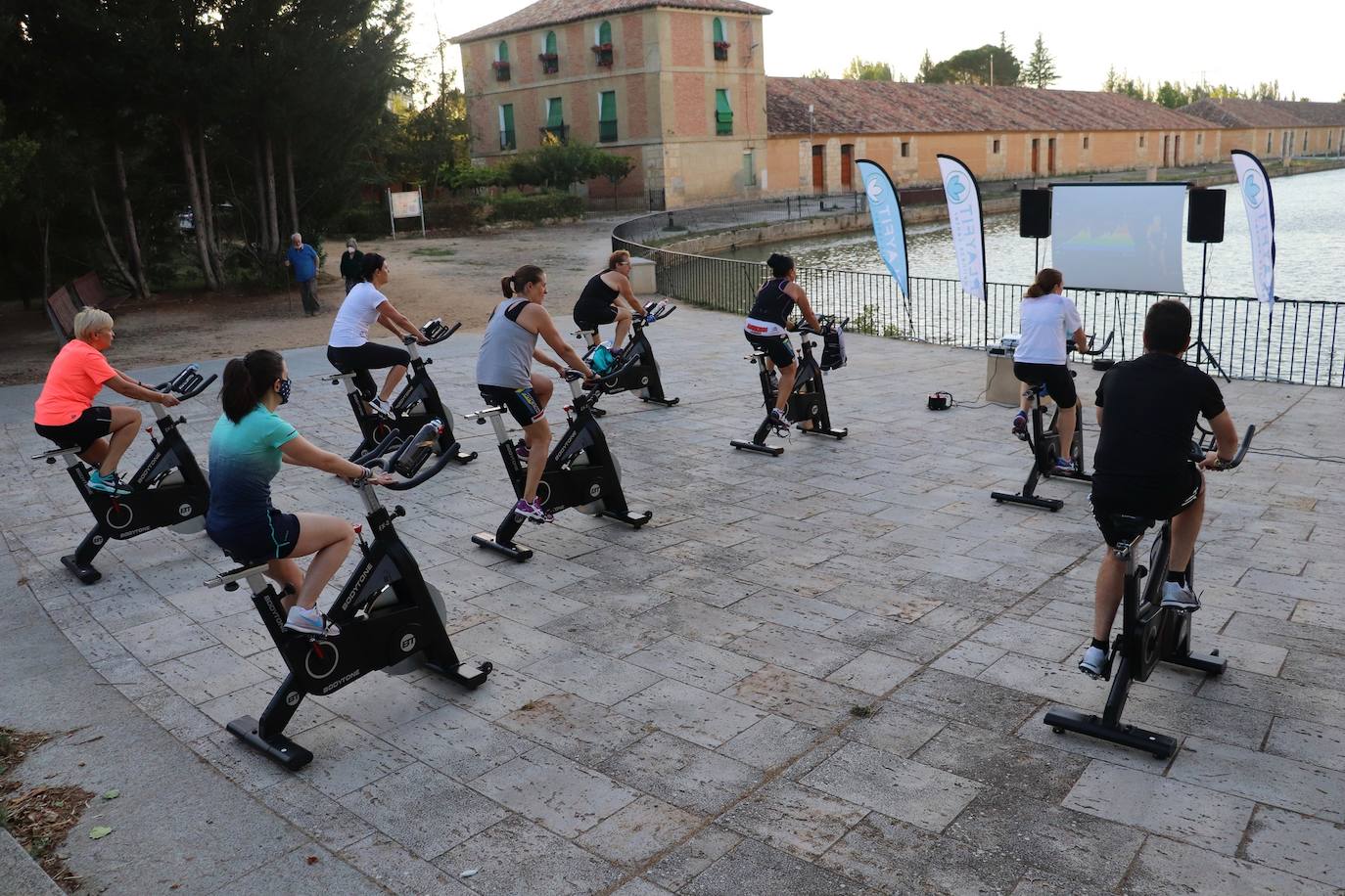 Fotos: Sesión solidaria de spinning junto al Canal de Castilla