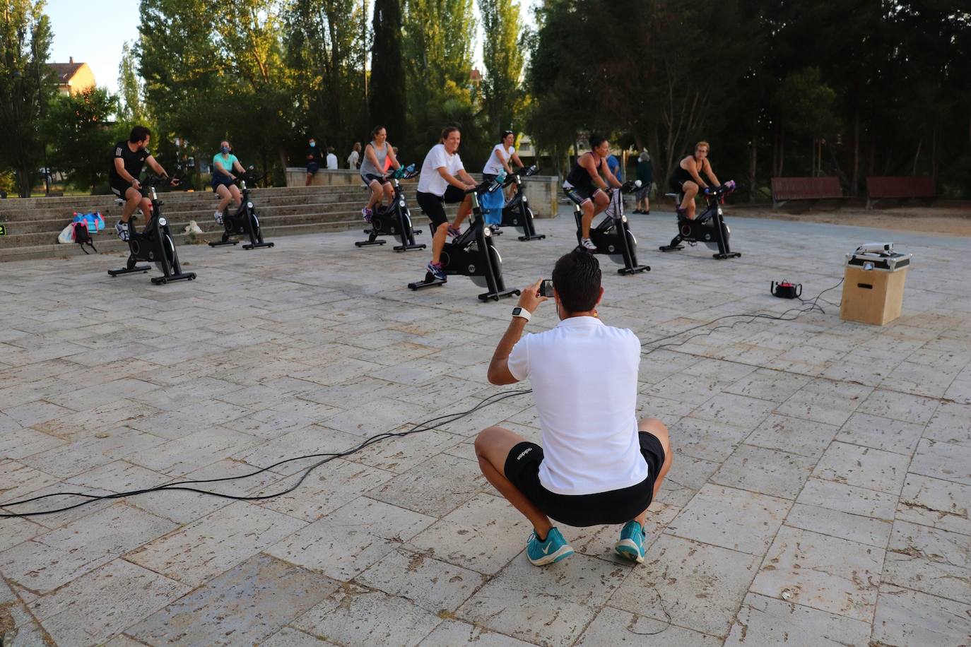 Fotos: Sesión solidaria de spinning junto al Canal de Castilla