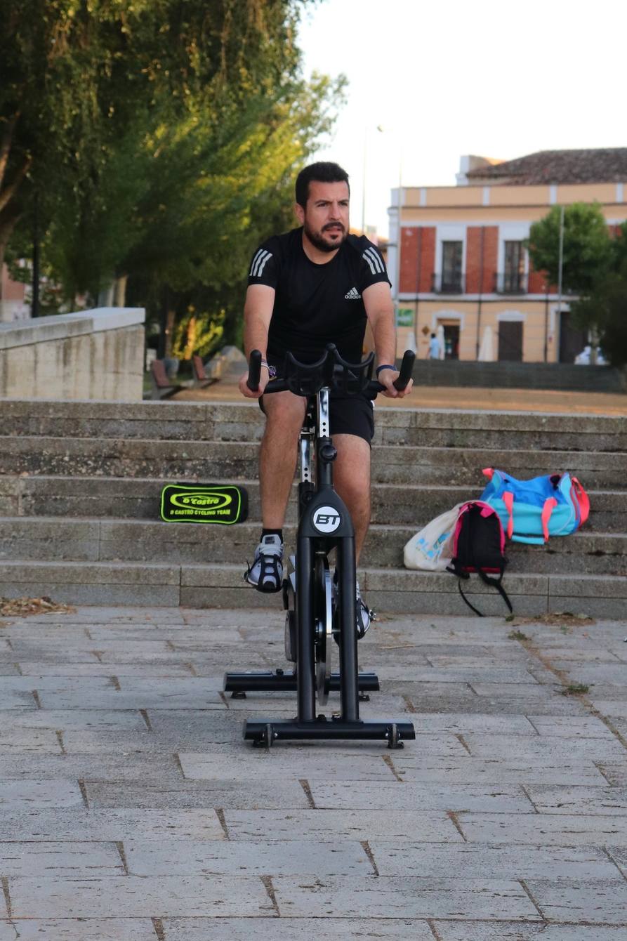 Fotos: Sesión solidaria de spinning junto al Canal de Castilla