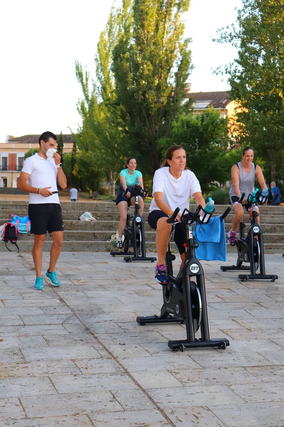Fotos: Sesión solidaria de spinning junto al Canal de Castilla