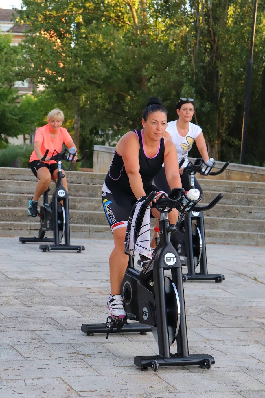 Fotos: Sesión solidaria de spinning junto al Canal de Castilla