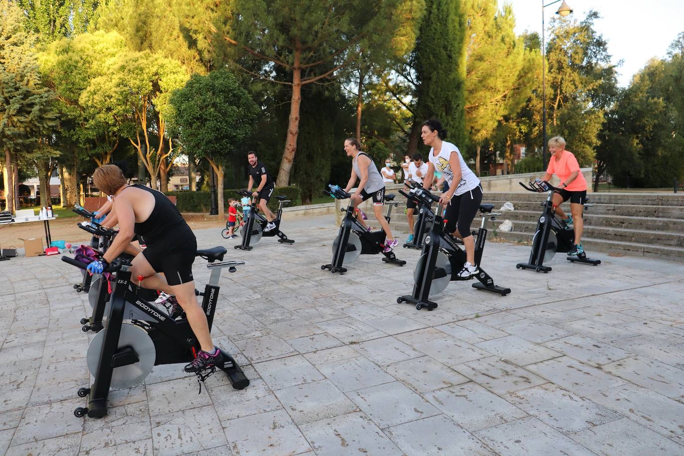Fotos: Sesión solidaria de spinning junto al Canal de Castilla
