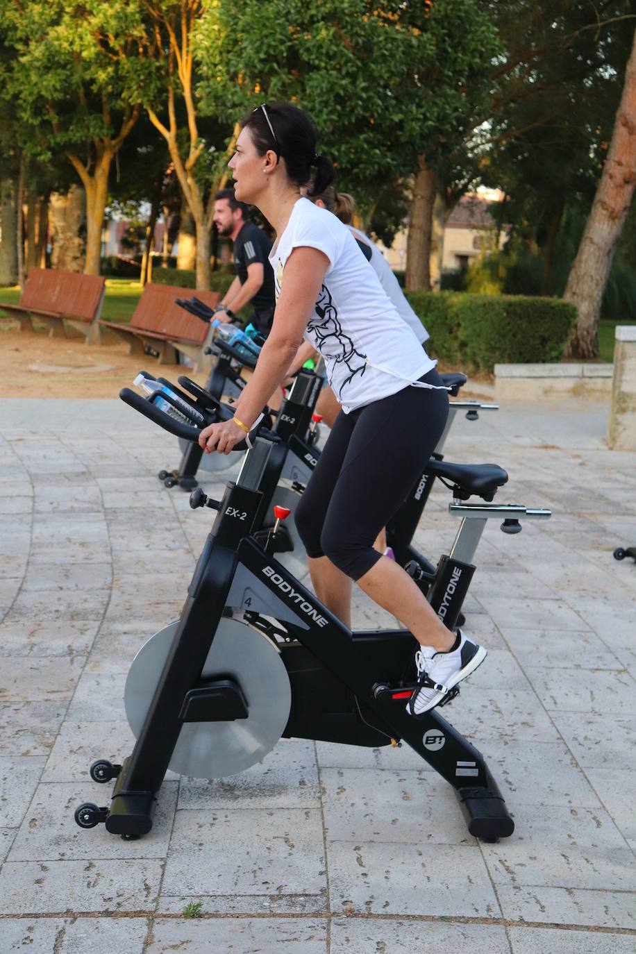 Fotos: Sesión solidaria de spinning junto al Canal de Castilla