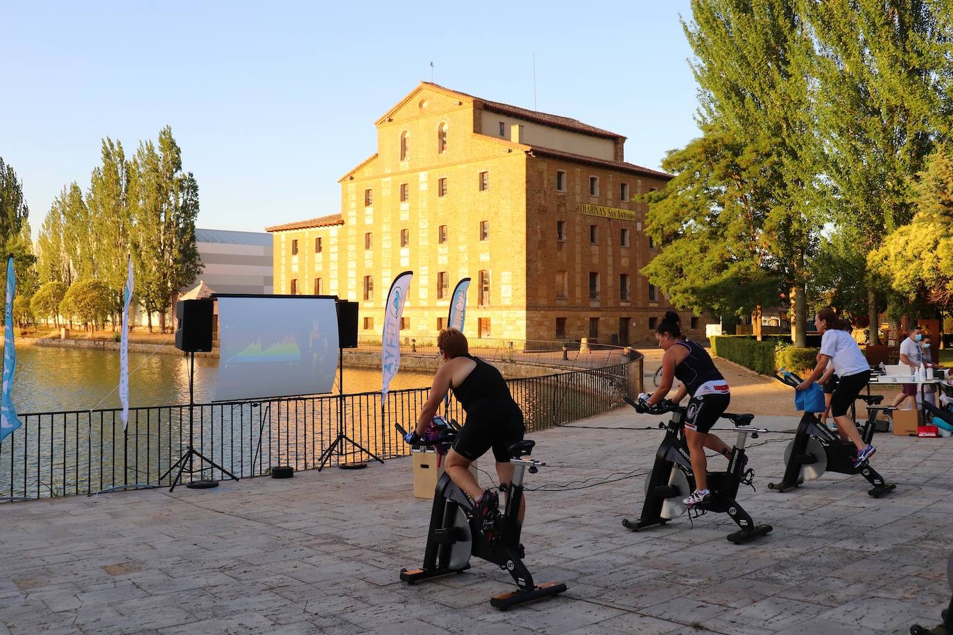 Fotos: Sesión solidaria de spinning junto al Canal de Castilla