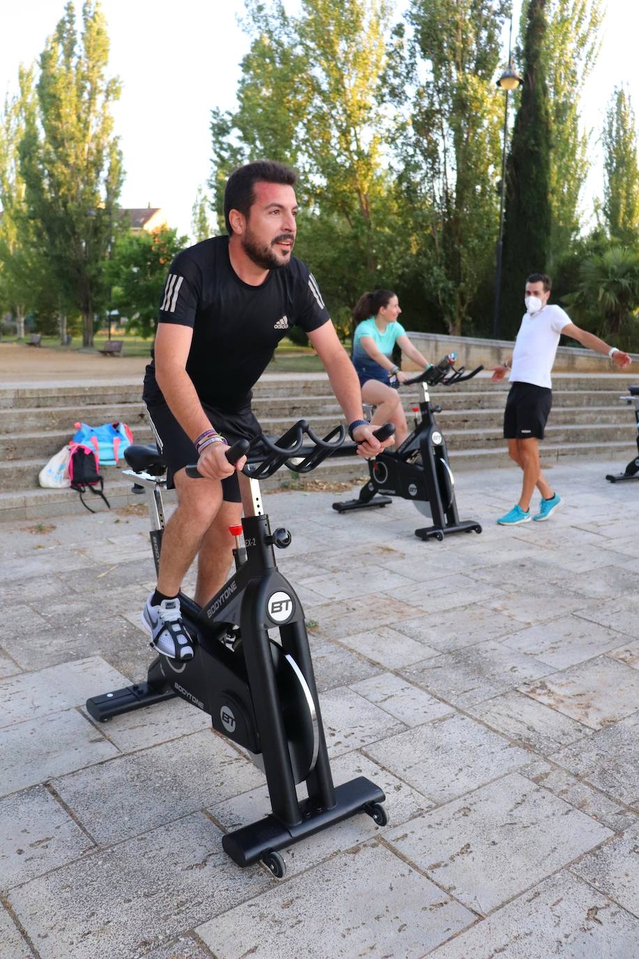 Fotos: Sesión solidaria de spinning junto al Canal de Castilla