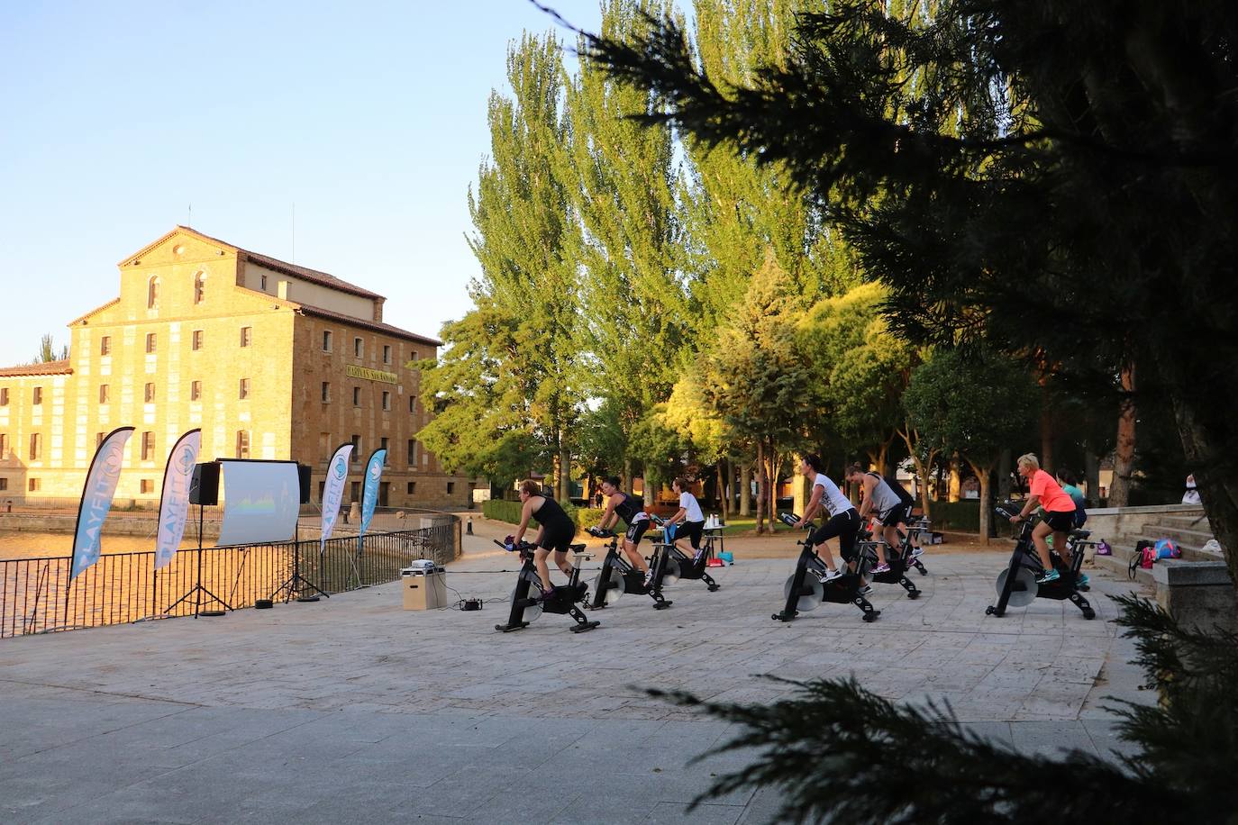 Fotos: Sesión solidaria de spinning junto al Canal de Castilla