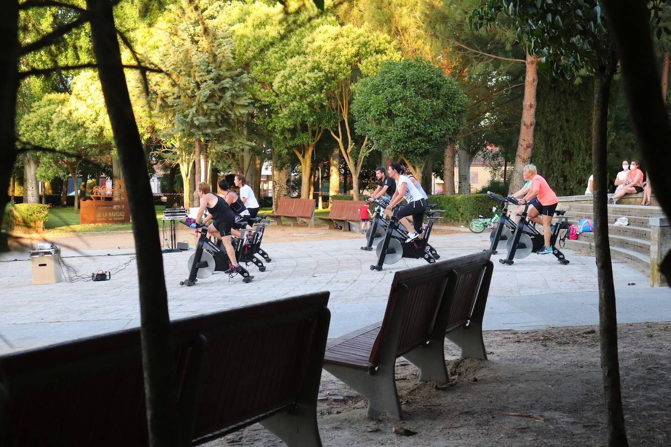 Fotos: Sesión solidaria de spinning junto al Canal de Castilla