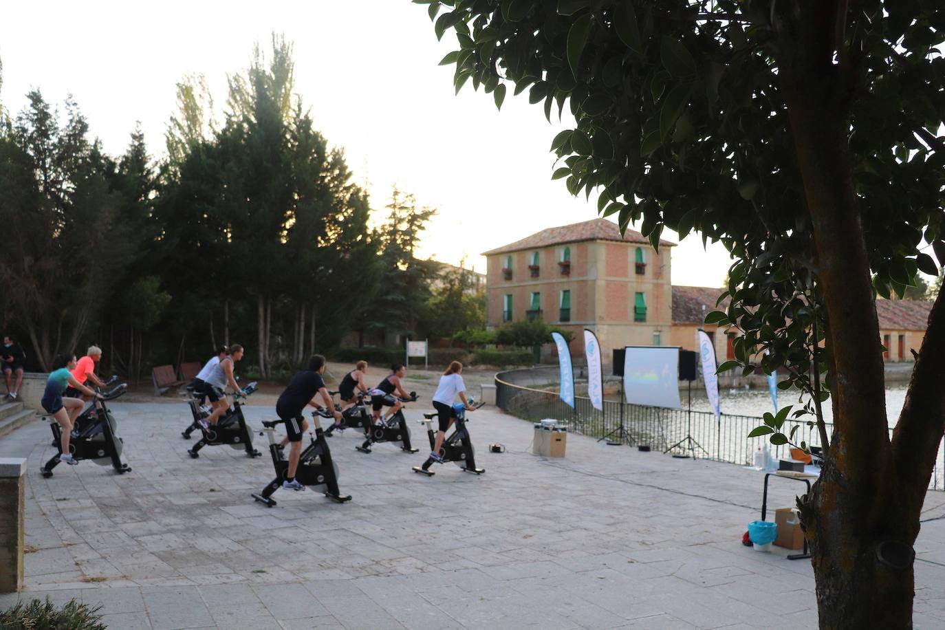 Fotos: Sesión solidaria de spinning junto al Canal de Castilla