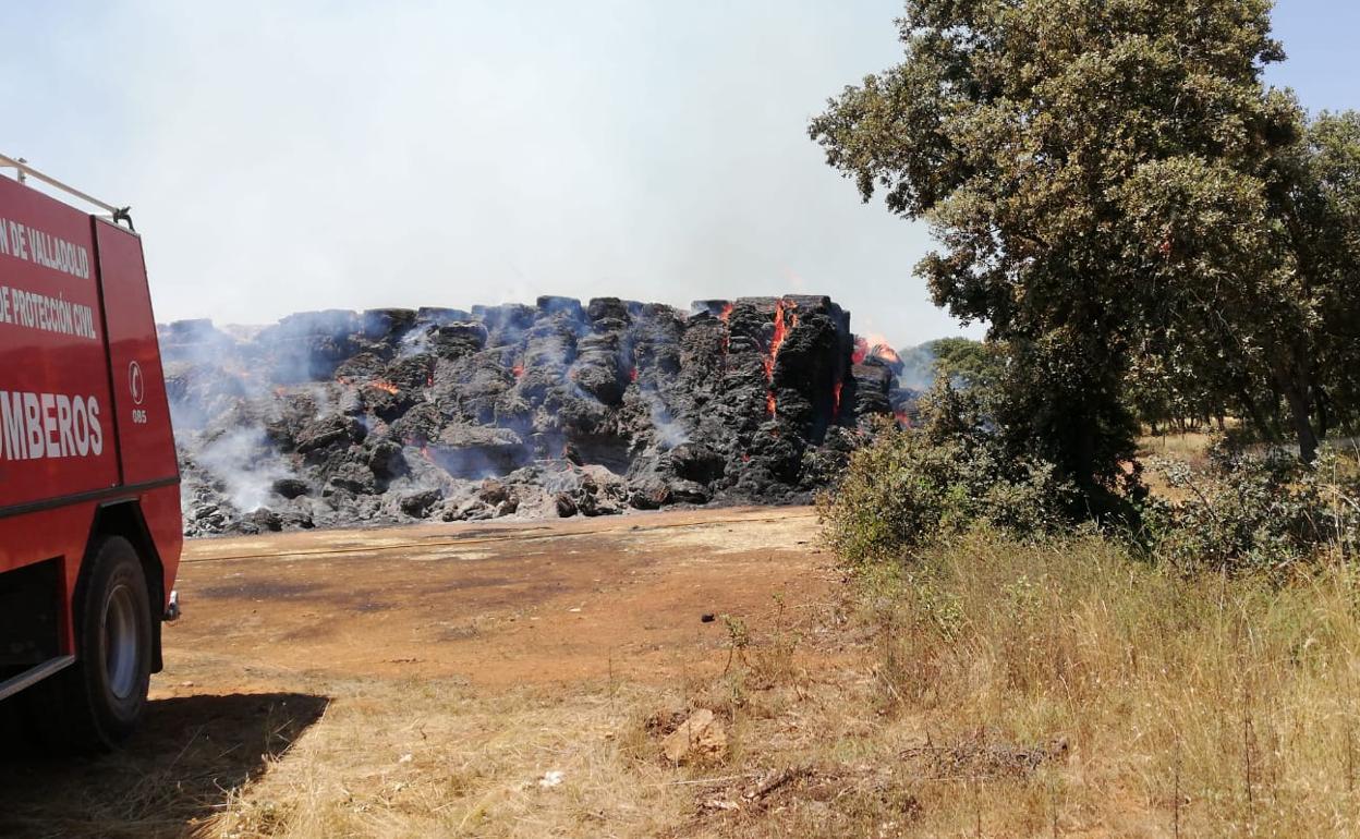Pacas de paja quemándose. 