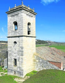 Imagen secundaria 2 - Arriba, bodegas del municipio; talla de San Miguel dentro de la iglesia del mismo nombre e iglesia de San Miguel.