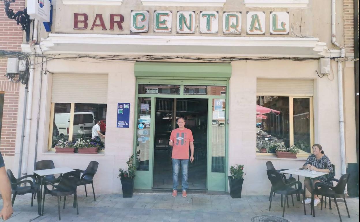 Jorge del Valle, bajo la puerta de su bar de Carrión de los Condes.