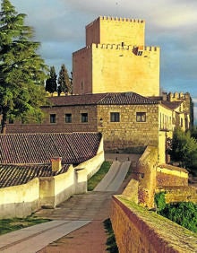 Imagen secundaria 2 - Arriba, representación de la Feria de Teatro en la plaza Mayor; entrada principal de la catedral y castillo de Enrique II de Trastámara.